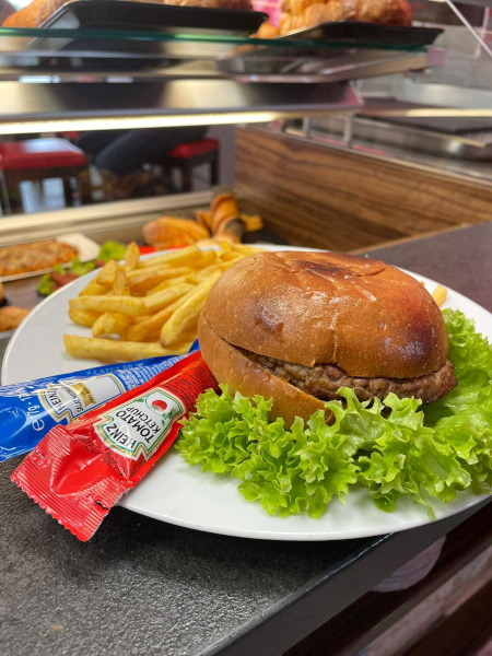 Hamburger mit Pommes